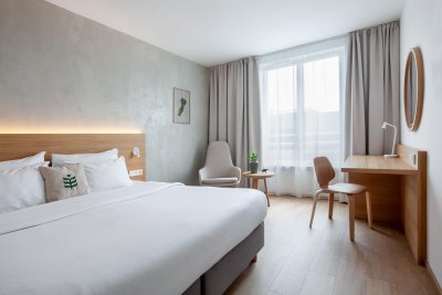 Pokoje Botanique Hotel Prague se pyšní novým hotelovým mobiliářem z dýhy